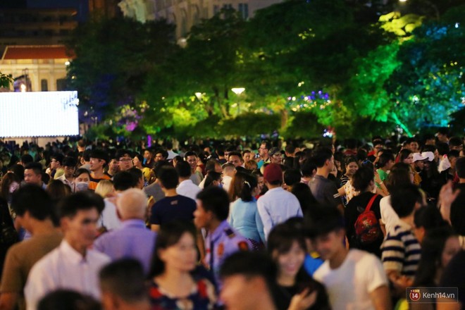 Phố đi bộ Nguyễn Huệ đông nghẹt người vui chơi, chờ thưởng thức pháo hoa mừng Quốc khánh 2/9 - Ảnh 7.
