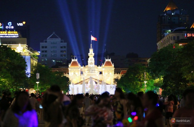 Phố đi bộ Nguyễn Huệ đông nghẹt người vui chơi, chờ thưởng thức pháo hoa mừng Quốc khánh 2/9 - Ảnh 13.