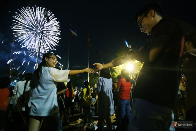 Ảnh: Hàng nghìn người Sài Gòn ồ lên thích thú khi thưởng thức bữa tiệc pháo hoa mãn nhãn mừng lễ Quốc khánh - Ảnh 11.