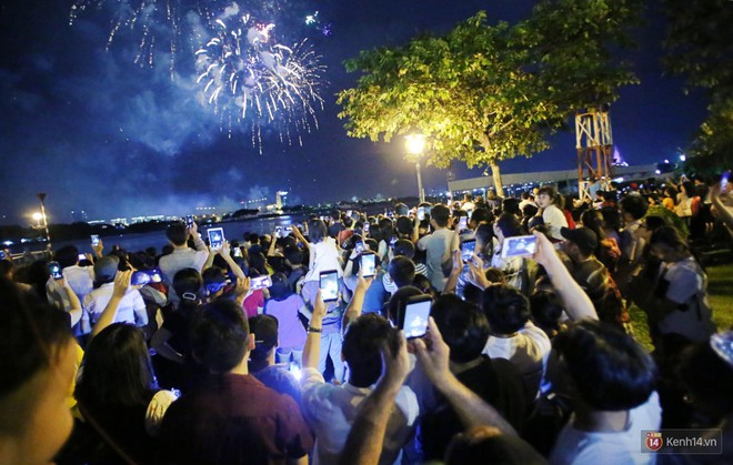 Ảnh: Hàng nghìn người Sài Gòn ồ lên thích thú khi thưởng thức bữa tiệc pháo hoa mãn nhãn mừng lễ Quốc khánh - Ảnh 7.