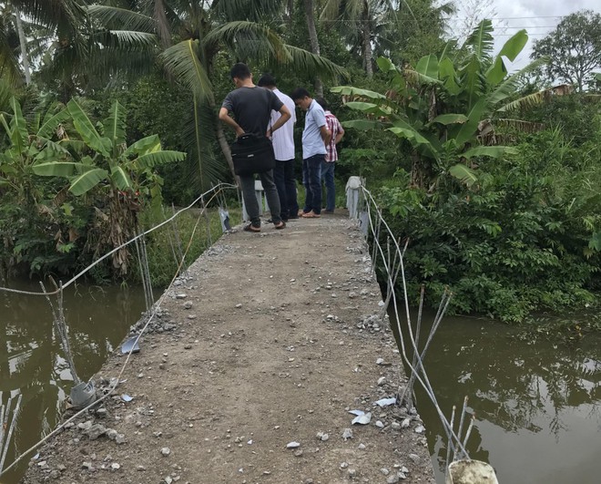 Nửa đ&ecirc;m, người đ&agrave;n &ocirc;ng dẫn con trai v&agrave; ch&aacute;u nội đi đập ph&aacute; cầu từ thiện - Ảnh 1.