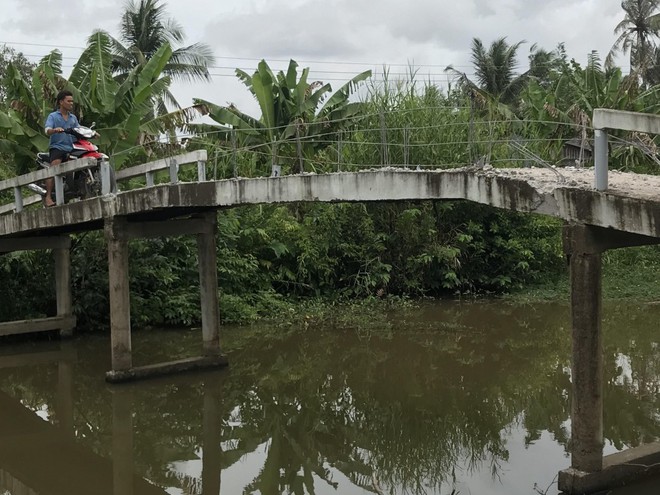 Nửa đêm, người đàn ông dẫn con trai và cháu nội đi đập phá cầu từ thiện - Ảnh 2.