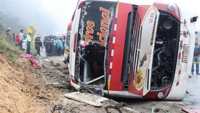  Lật xe khách ở vùng núi Andes, 48 người thương vong  - Ảnh 1.
