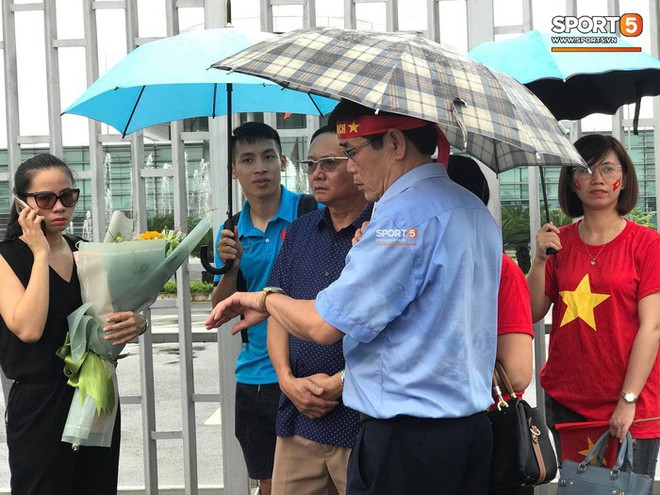 Hùng Dũng chờ đồng đội ở sân bay, Xuân Mạnh và Văn Đức không tham dự gala vinh danh - Ảnh 1.