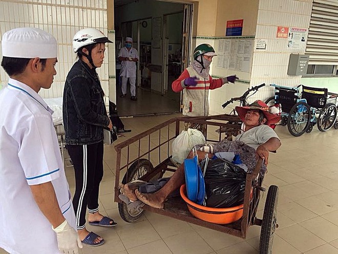 Mượn xe chở khoai m&igrave;, c&ocirc; g&aacute;i chở cha vượt 70km đi bệnh viện - Ảnh 2.