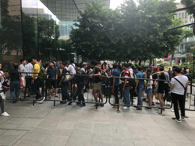 Singapore: Thanh niên lũ lượt camp iPhone XS trước 20 tiếng, một mét vuông bốn chú ngồi chung - Ảnh 6.