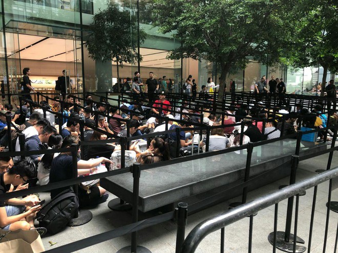 Singapore: Thanh niên lũ lượt camp iPhone XS trước 20 tiếng, một mét vuông bốn chú ngồi chung - Ảnh 7.