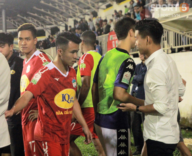 Xu&acirc;n Trường, Văn Thanh bảnh bao đến động vi&ecirc;n đồng đội HAGL sau trận thua H&agrave; Nội - Ảnh 3.