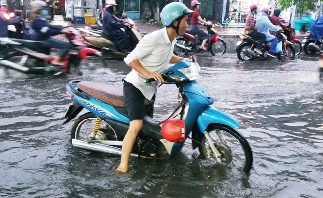 Người dân bì bõm lội nước đẩy xe về nhà vì nhiều tuyến đường ở Sài Gòn bị ngập nặng - Ảnh 4.