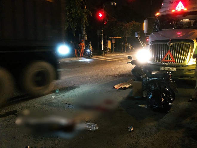 TP. HCM: Tài xế container và người đi xe máy “nói chuyện” bằng dao sau khi suýt gây tai nạn, 2 người thương vong - Ảnh 2.