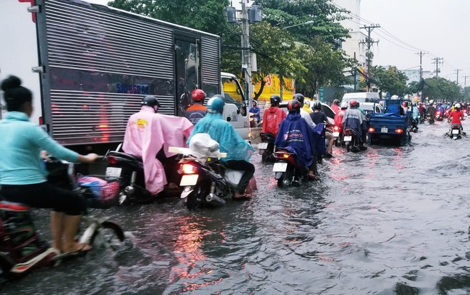 Người dân bì bõm lội nước đẩy xe về nhà vì nhiều tuyến đường ở Sài Gòn bị ngập nặng - Ảnh 8.
