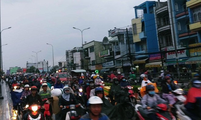Người dân bì bõm lội nước đẩy xe về nhà vì nhiều tuyến đường ở Sài Gòn bị ngập nặng - Ảnh 11.