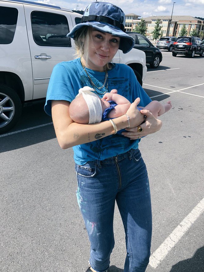 Miley Cyrus &acirc;n cần bồng bế em b&eacute; sau tin đồn chăm chỉ l&agrave;m chuyện ấy với Liam để mau c&oacute; con - Ảnh 1.