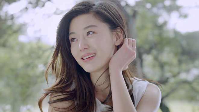 Xuất hiện nữ thần với gương mặt đẹp kh&ocirc;ng g&oacute;c chết, được v&iacute; với mợ chảnh Jeon Ji Hyun - Ảnh 4.