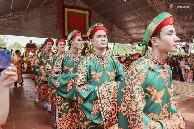 Hoài Linh đội mưa chỉnh sửa mái che đón khách đến dâng hương ở nhà thờ Tổ  - Ảnh 15.