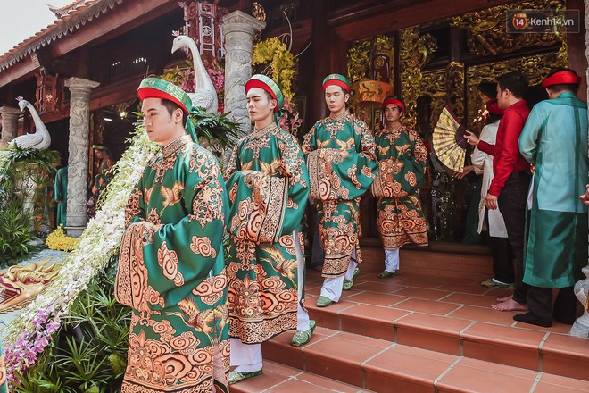 Hoài Linh đội mưa chỉnh sửa mái che đón khách đến dâng hương ở nhà thờ Tổ  - Ảnh 16.