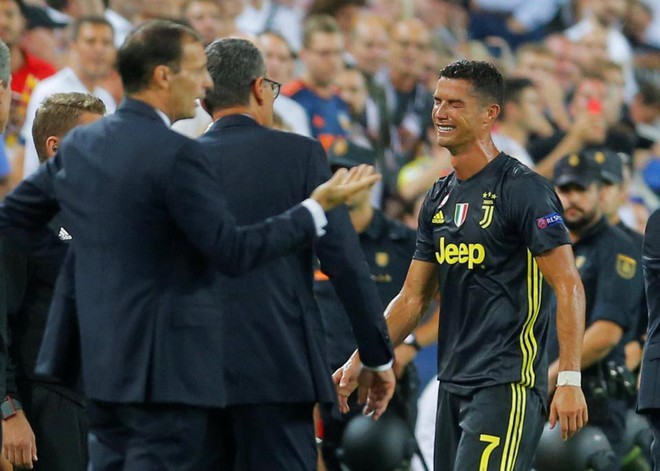 Ronaldo vừa đi vừa khóc tức tưởi vì bị trọng tài đuổi khỏi sân - Ảnh 6.