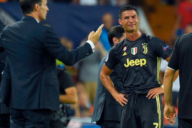 UEFA sẽ điều tra tình huống dẫn tới thẻ đỏ của Ronaldo - Ảnh 1.