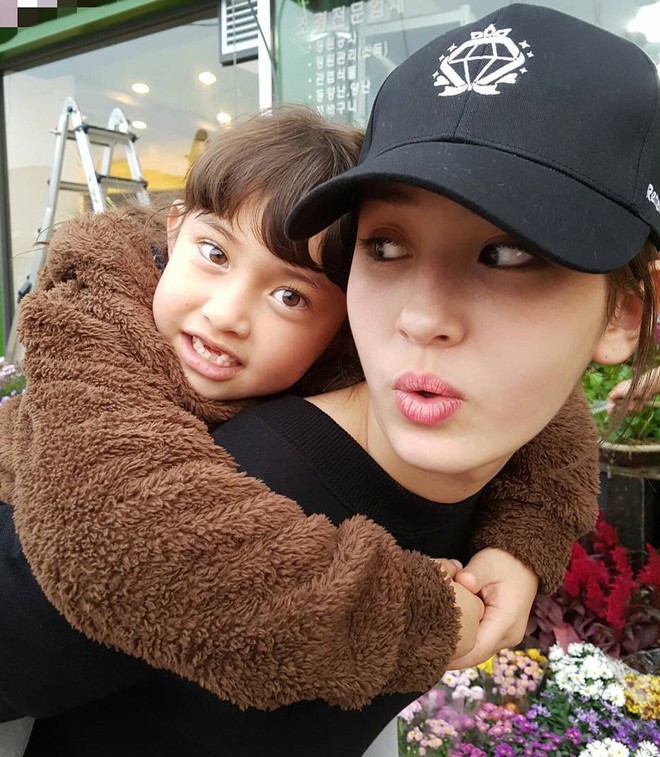 Anh chị em ruột ngo&agrave;i ng&agrave;nh giải tr&iacute; của 7 idol Kpop đ&igrave;nh đ&aacute;m: Qu&aacute; ph&iacute; khi kh&ocirc;ng gia nhập l&agrave;ng giải tr&iacute; - Ảnh 3.