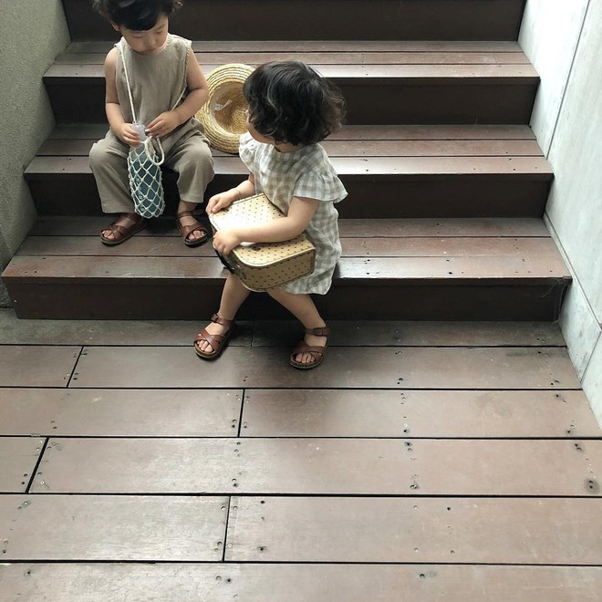 Loạt ảnh đáng yêu của cặp chị em nhóc tì người Hàn khiến hội con một phải “phát hờn” - Ảnh 9.