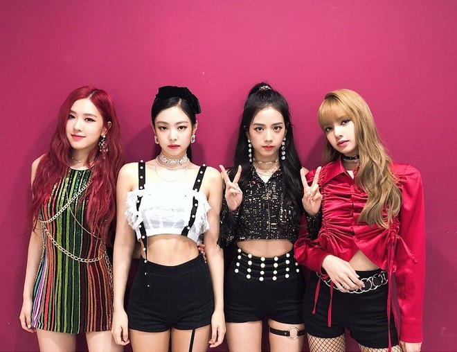 Chưa hết thị phi, fan của Lisa (Black Pink) lại bất bình khi cô mặc đồ khác biệt nhất nhóm - Ảnh 5.