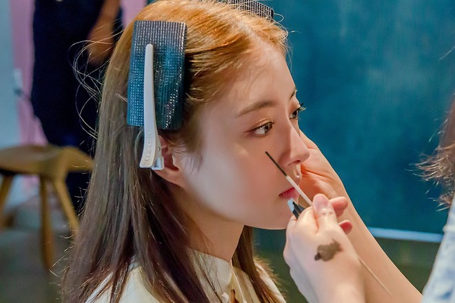 Sao nhí Nàng Dae Jang Geum một thời tung ảnh hậu trường đẹp mê hồn, đáng chú ý là chiếc mũi sắc lẹm của cô - Ảnh 10.