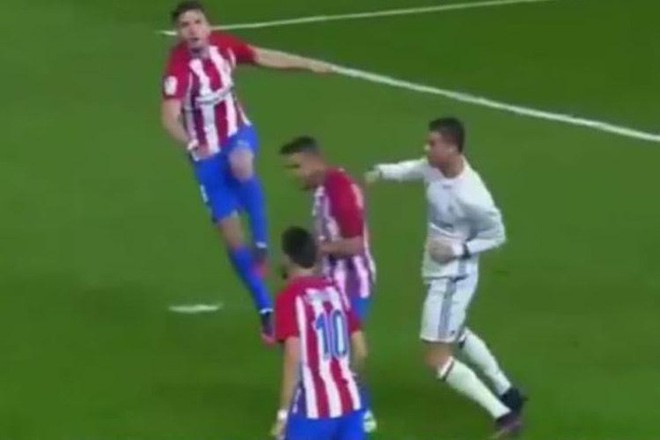 18 lần Ronaldo đánh người, thoát thẻ đỏ chỉ trong 3 năm qua - Ảnh 3.