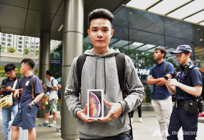 Fanboy Apple từ Việt Nam xếp hàng 24 tiếng để mua iPhone XS lên báo nước ngoài: Mình không thấy mệt tí gì cả! - Ảnh 2.