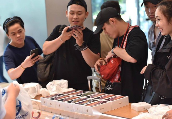 Fanboy Apple từ Việt Nam xếp hàng 24 tiếng để mua iPhone XS lên báo nước ngoài: Mình không thấy mệt tí gì cả! - Ảnh 9.