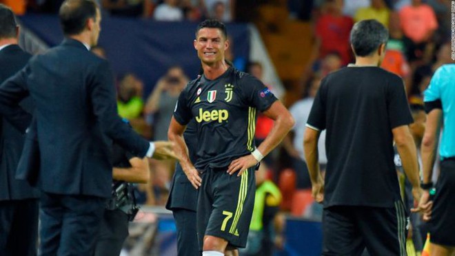 Vì sao Ronaldo khóc như mưa, dù chỉ nhận 1 thẻ đỏ? - Ảnh 2.