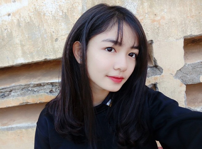 10X xinh đẹp bỗng phải nhận rắc rối từ tr&ecirc;n trời rơi xuống chỉ v&igrave; được khen giống Anne Hathaway - Ảnh 7.