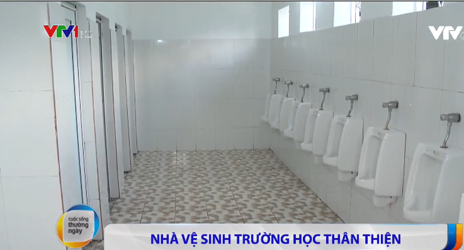 Nhà vệ sinh xịn như khách sạn 5 sao của học sinh Quảng Ninh: Bên ngoài là dàn hoa ngát hương, bước vào trong nhạc du dương tự động bật - Ảnh 3.