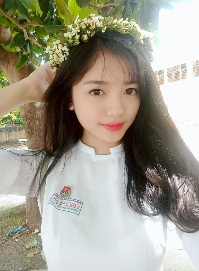 10X xinh đẹp bỗng phải nhận rắc rối từ tr&ecirc;n trời rơi xuống chỉ v&igrave; được khen giống Anne Hathaway - Ảnh 4.