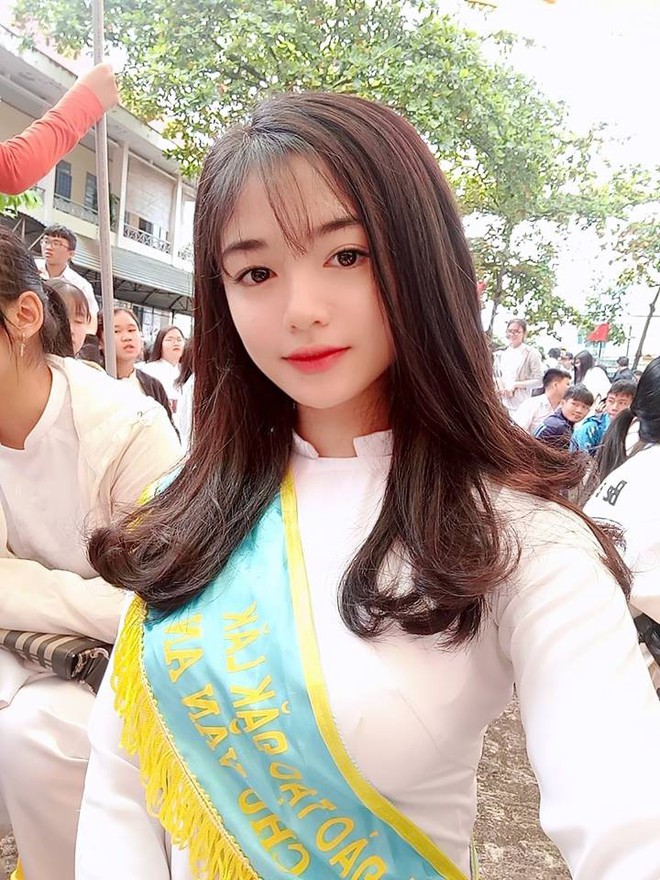 10X xinh đẹp bỗng phải nhận rắc rối từ tr&ecirc;n trời rơi xuống chỉ v&igrave; được khen giống Anne Hathaway - Ảnh 8.