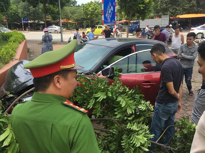 Hà Nội: Vừa bị xử phạt, tài xế xe Mazda 3 lại chạy náo loạn đường Cầu Diễn gây tai nạn - Ảnh 1.