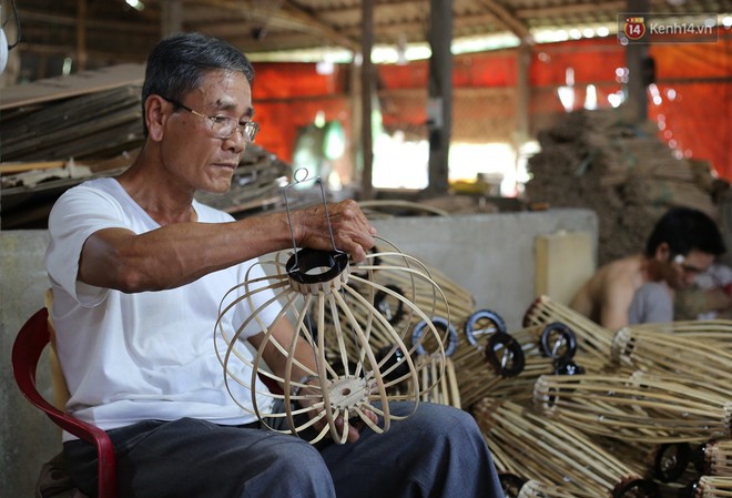 Nghề làm đèn lồng truyền thống ở phố cổ Hội An tất bật những ngày cận Trung thu - Ảnh 2.