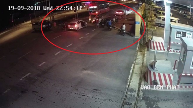 Người d&acirc;n hoảng hốt khi h&agrave;ng chục đối tượng &ldquo;bảo k&ecirc;&rdquo; x&ocirc; x&aacute;t với chủ xe kh&aacute;ch - Ảnh 1.