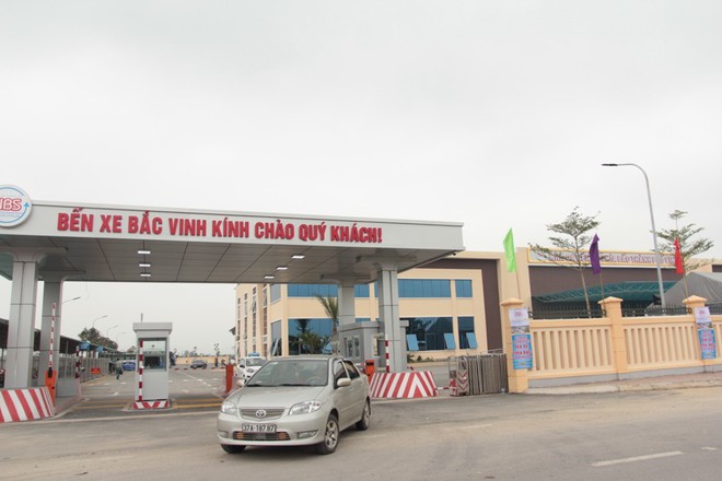 Người dân hoảng hốt khi hàng chục đối tượng “bảo kê” xô xát với chủ xe khách - Ảnh 2.