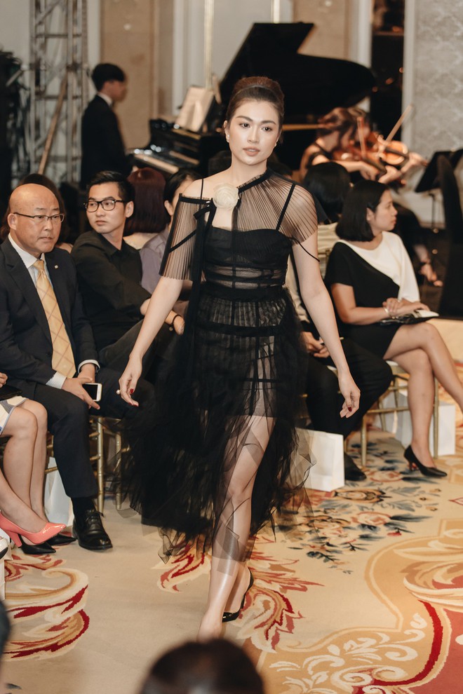 Sự trở lại của L&acirc;m Gia Khang: Vũ kh&uacute;c m&ecirc; đắm của những n&agrave;ng thi&ecirc;n nga đen tr&ecirc;n s&agrave;n catwalk - Ảnh 8.