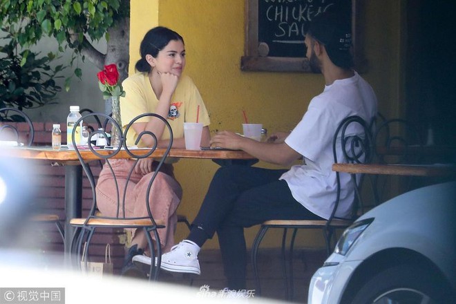 Mặc kệ Justin cưới hỏi, Selena rạng rỡ đi ăn cùng trai lạ và còn nhìn nhau đầy tình tứ - Ảnh 3.