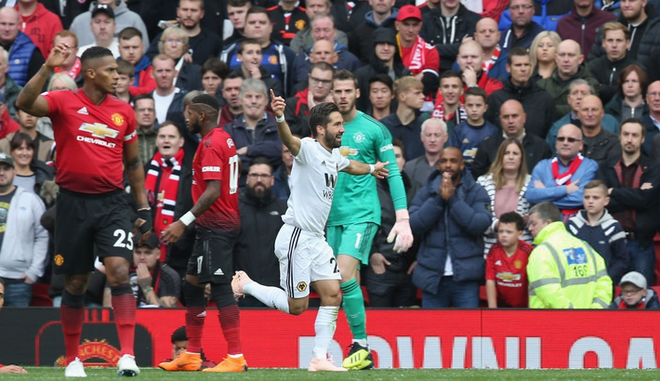  Linh vật khai nòng, Old Trafford đón Sir Alex trở lại bằng trận hòa đầy thất vọng - Ảnh 4.