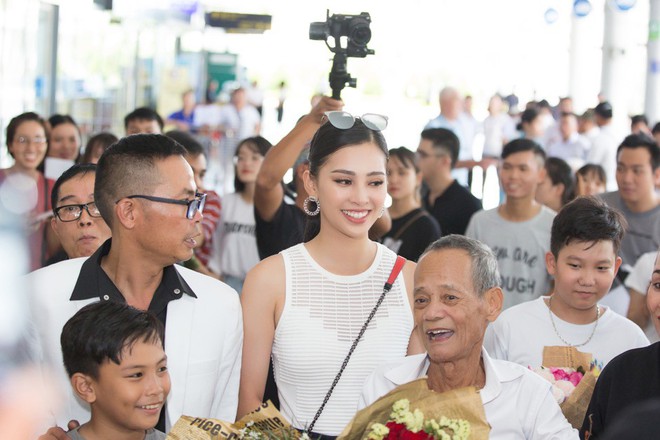 Clip: Tân Hoa hậu Tiểu Vy hạnh phúc trở về trong vòng tay chào đón của bố mẹ và người dân quê hương Quảng Nam - Ảnh 7.