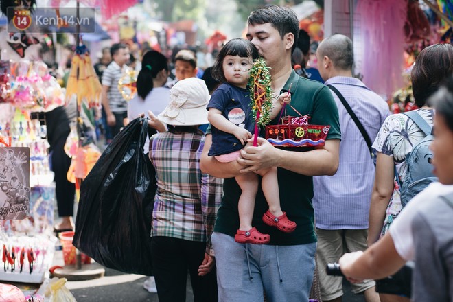 Ảnh: Một ngày trước rằm tháng 8, người dân đổ xô lên phố Hàng Mã vui chơi Trung thu - Ảnh 12.