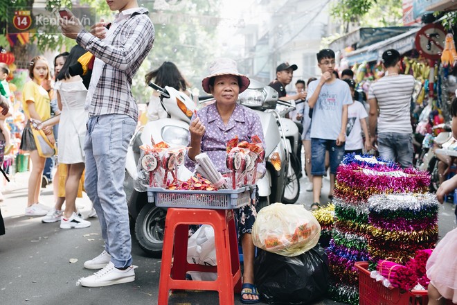 Ảnh: Một ngày trước rằm tháng 8, người dân đổ xô lên phố Hàng Mã vui chơi Trung thu - Ảnh 11.