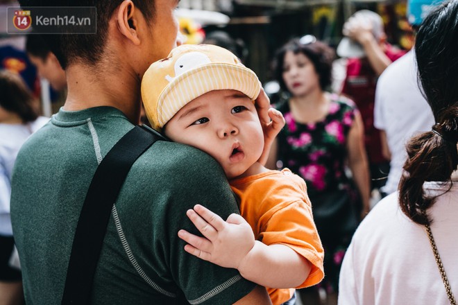 Ảnh: Một ngày trước rằm tháng 8, người dân đổ xô lên phố Hàng Mã vui chơi Trung thu - Ảnh 7.