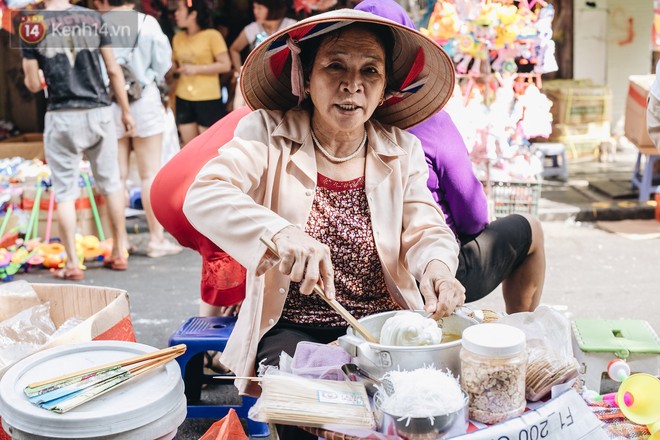 Ảnh: Một ngày trước rằm tháng 8, người dân đổ xô lên phố Hàng Mã vui chơi Trung thu - Ảnh 11.