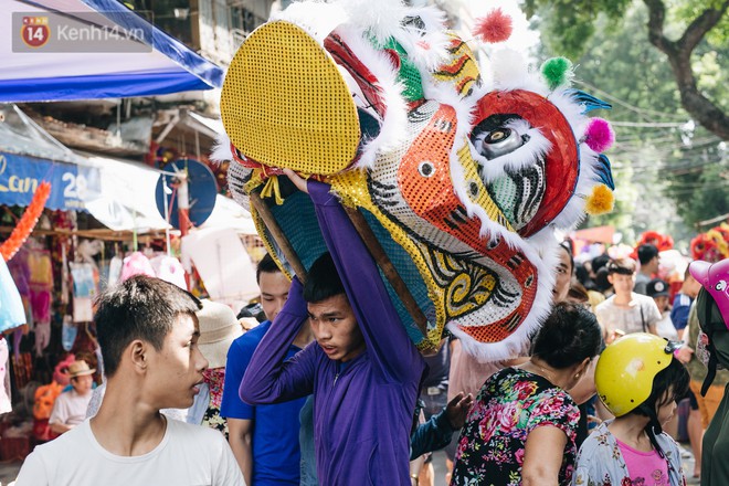 Ảnh: Một ngày trước rằm tháng 8, người dân đổ xô lên phố Hàng Mã vui chơi Trung thu - Ảnh 5.