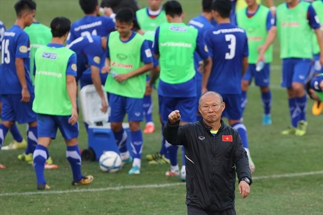 HLV Park Hang-seo trở lại Việt Nam để chuẩn bị săn vàng AFF Cup 2018 - Ảnh 1.