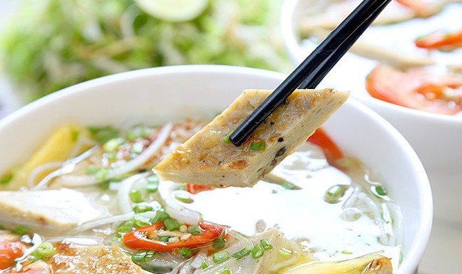 Điểm danh những món ăn ở Sài Gòn nhờ có thêm chả cá mà thơm ngon gấp bội - Ảnh 6.