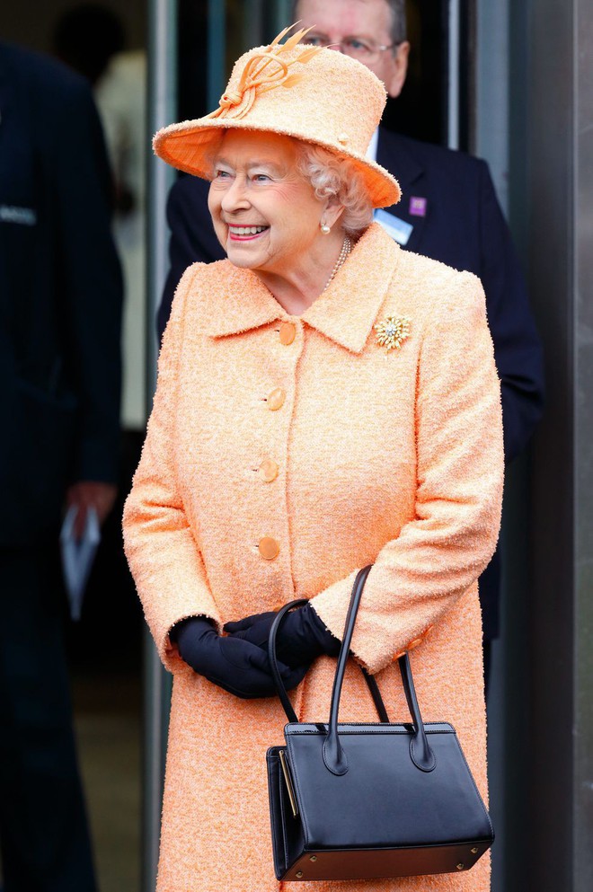 Ngoài gu diện đồ sặc sỡ, Nữ hoàng Anh còn có 5 bí mật làm nên phong cách thời trang không thể trộn lẫn - Ảnh 1.
